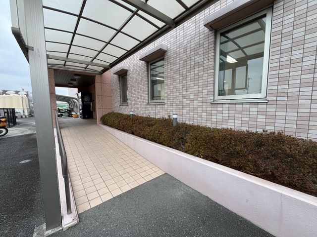 ガラス屋根の歩道 エントランス 明るいガラス屋根のエントランスは、雨の日でも快適に出入りできます。