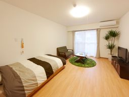 明るい居室の様子