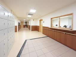 廊下と受付の光景