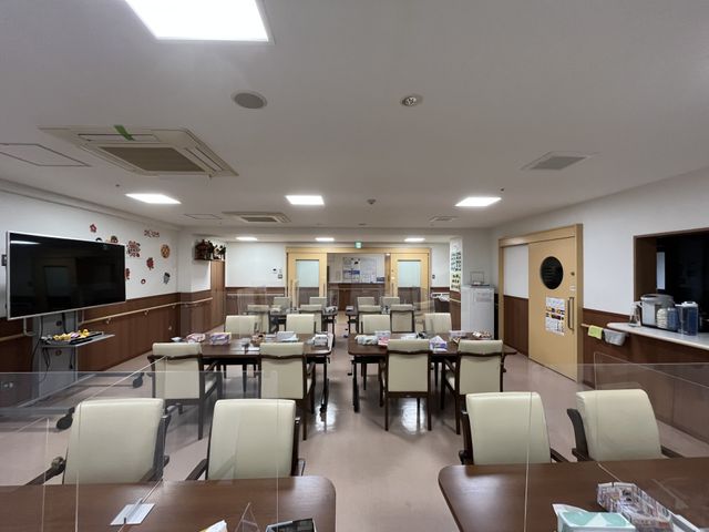 広々とした食堂 食堂 広いスペースを持つ明るい空間です。椅子に座ってテレビやお茶を楽しめます。