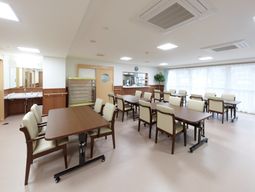 ゆったり食堂の明るい空間
