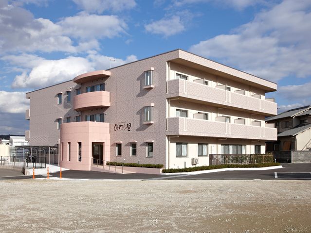 明るい色合いの建物外観 外観 洗練されたデザインの外壁を持つ暖かみのある建物です。この明るい環境で仕事をすることができます。