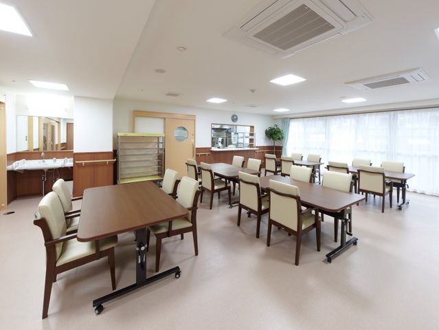 明るく広々とした食堂 食堂 ゆとりのある食堂は清潔感があり、自然光がたっぷりと差し込む快適な空間です。ゆったりとした食事の時間を過ごすための設計になっています。