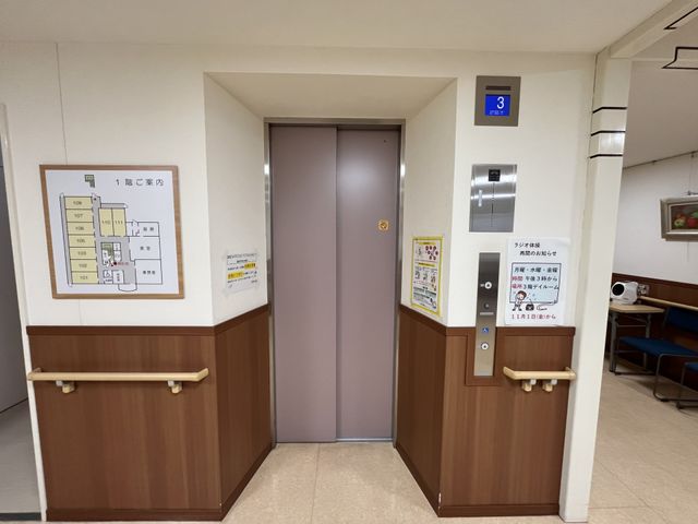 エレベーター廊下 廊下 居室への移動に便利なエレベーターがあります。安心して利用できる清潔な廊下になっています。
