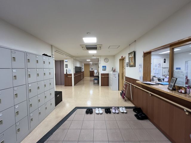 ゆったりとした廊下 廊下 明るく広々とした空間で、靴の脱ぎ履きも楽にでき、快適に働ける環境です。