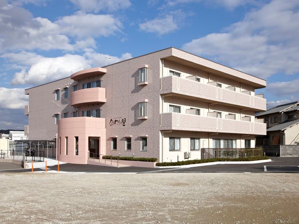 ピンクの建物外観
