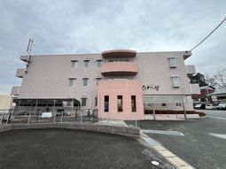 クリーム色の建物外観