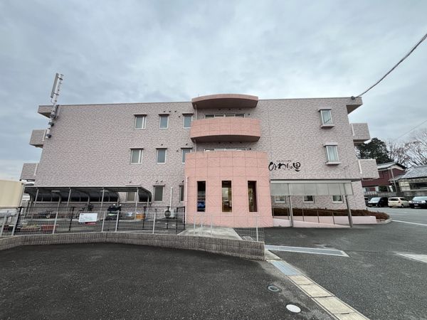 クリーム色の建物外観