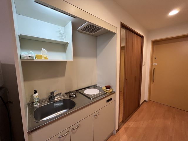 備品充実のキッチン キッチン 備品が整ったスペースで、調理がしやすい環境です。コンパクトながらも使いやすく設計されています。