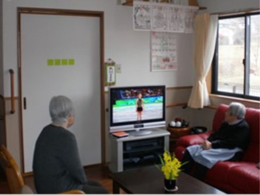 居室でくつろぐ二人