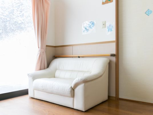 白いソファーのある居室