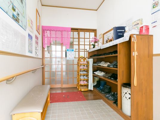 玄関と靴箱のある廊下