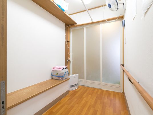 居室の洋室ベンチ付き