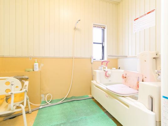 明るい浴室の設備