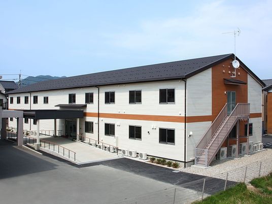 明るい外観の建物  