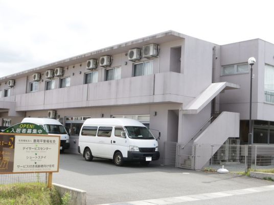 車両が並ぶ外観  