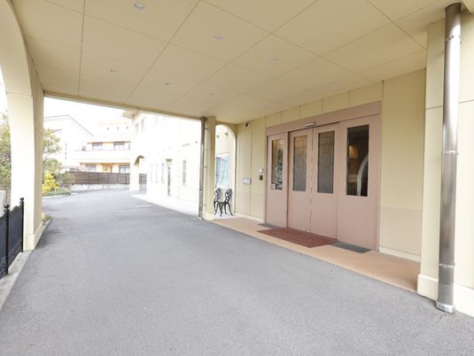 広々とした明るいエントランス