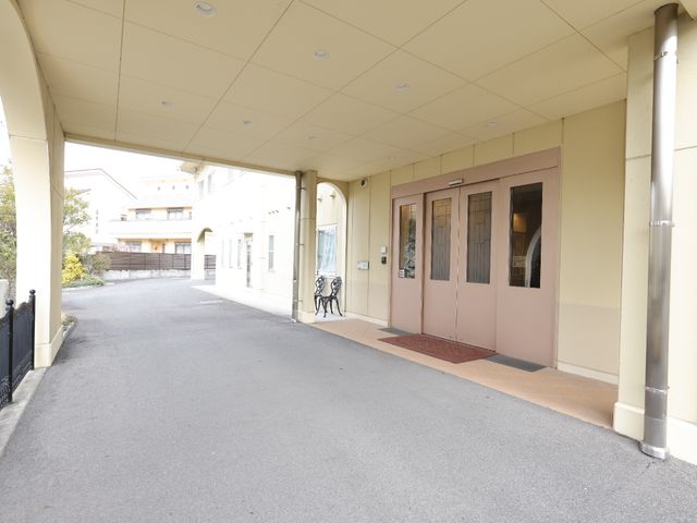広々とした明るいエントランス エントランス ゆとりのあるエントランスは来訪者を温かく迎え入れます。皆様のお越しをお待ちしております。