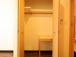 シンプルな洋室クローゼット