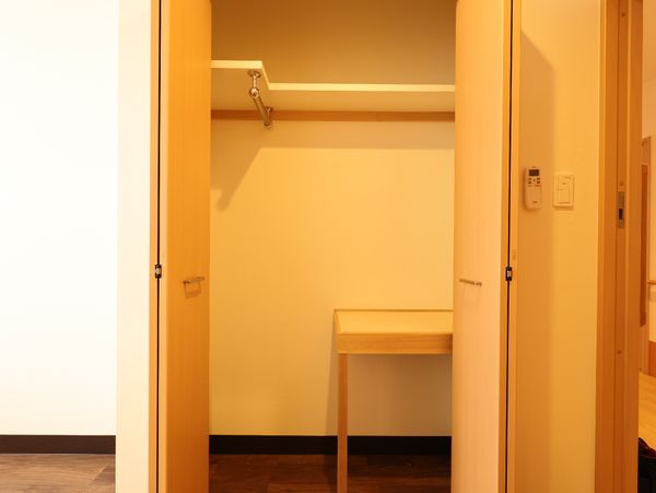 シンプルな洋室クローゼット