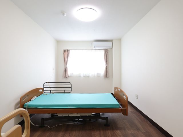 清潔な個室の居室 居室 空間が整った個室は、清潔感があり、快適な生活をサポートしております。