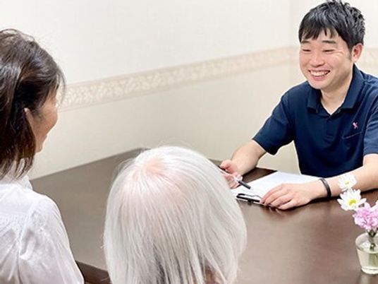 会話するスタッフと利用者