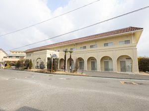 外観の建物とエントランス