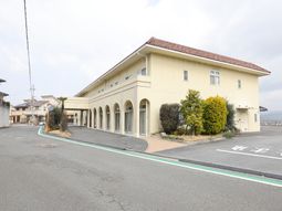 イエロー建物のエントランス