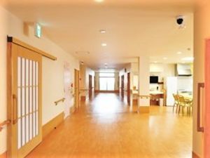 明るく広々とした廊下