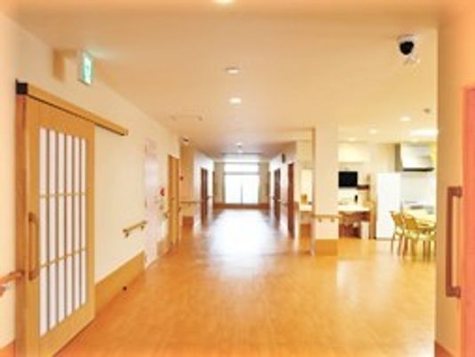 明るく広々とした廊下