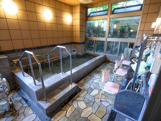 手すり付きの入浴施設