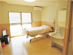 明るい個室の居室