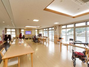 共有スペースの明るい居室