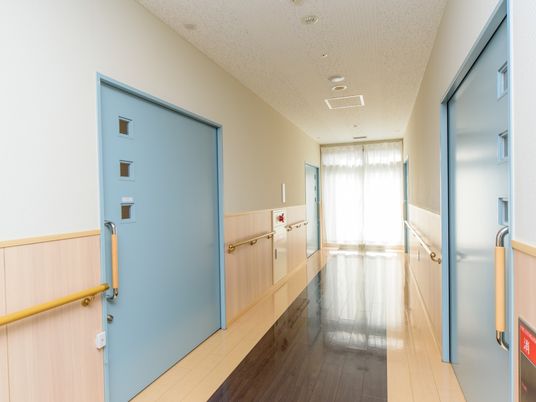 明るく広々した廊下