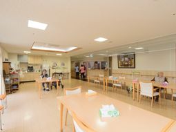 明るい食堂の様子