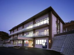 夕暮れ時の施設外観
