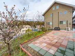 庭付きの建物外観