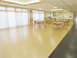 広々とした明るい食堂