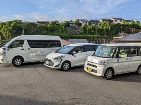 送迎車が並ぶ外観  