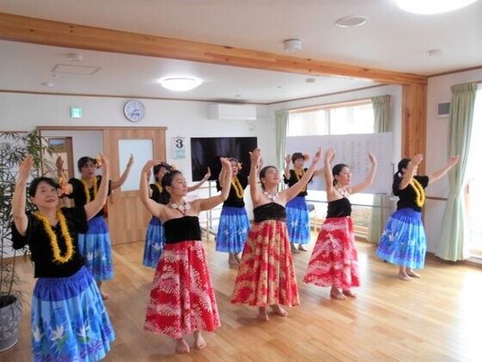 フラダンスを踊る人々
