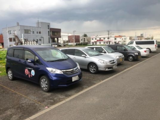駐車場の車列  