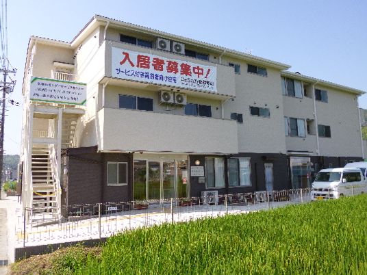 明るい外観の建物前