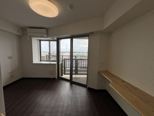 広い窓のある居室
