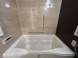 壁に手すりのある浴室