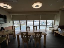 広々とした部屋のテーブル