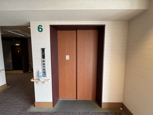 開放的な空間のエレベーター