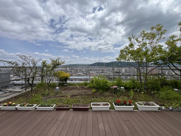 市街地が望めるテラス
