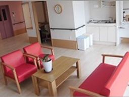 赤い椅子が置かれた居室