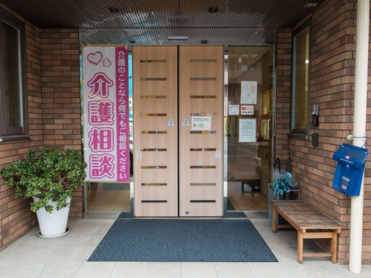 明るい入り口と掲示物