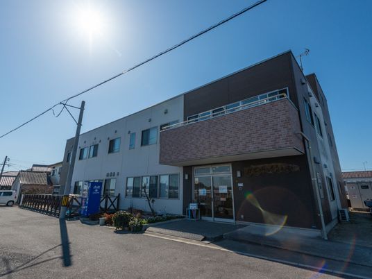 明るい日差しの外観